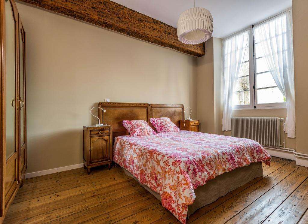 Chambres D'Hotes Le Relais Des Remparts Rions Bagian luar foto